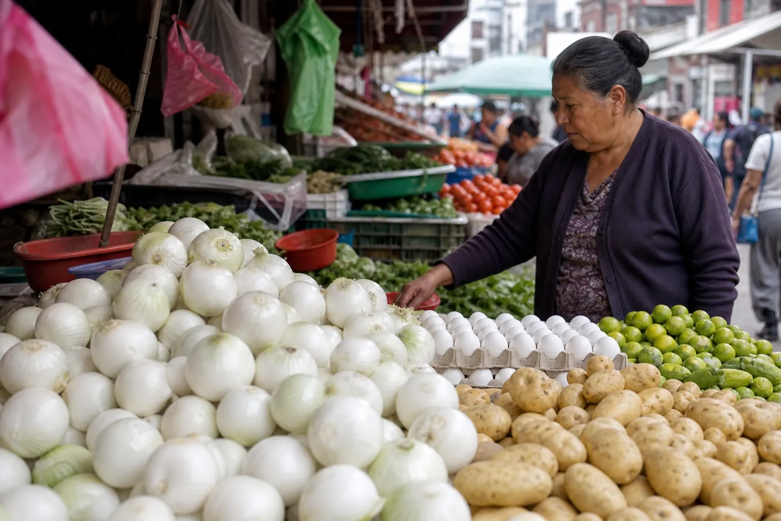 Cebollas, papas, limones y huevos en un mercado mexicano durante el repunte de la canasta alimentaria