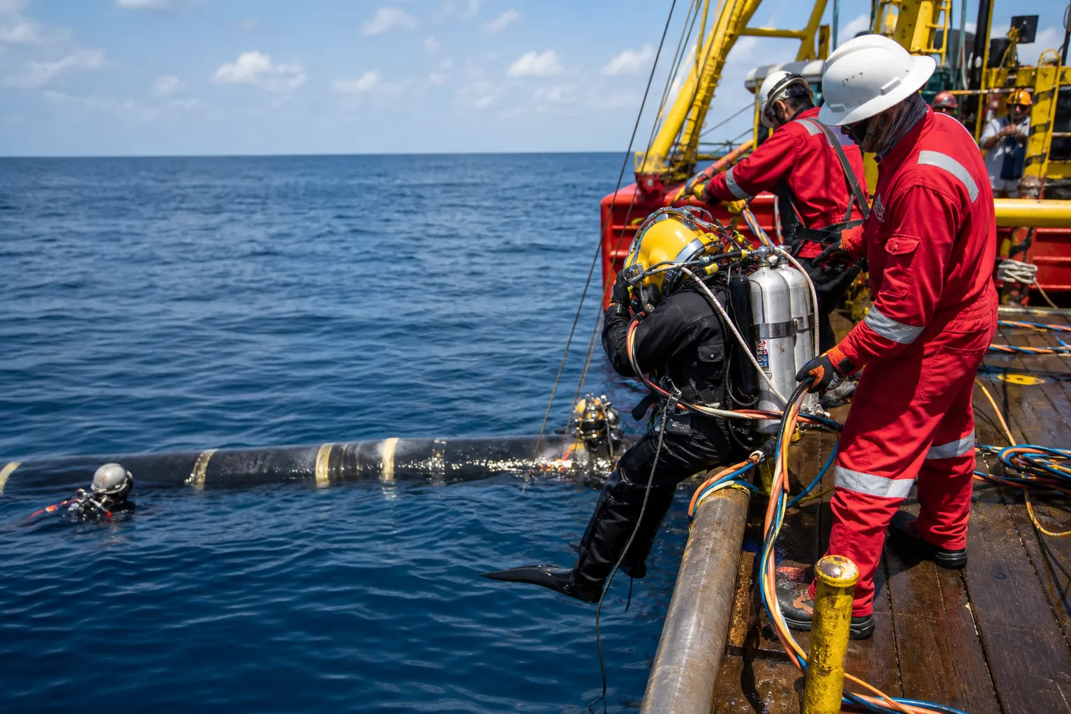 Embarcación especializada durante la reparación de un ducto marino frente a Campeche