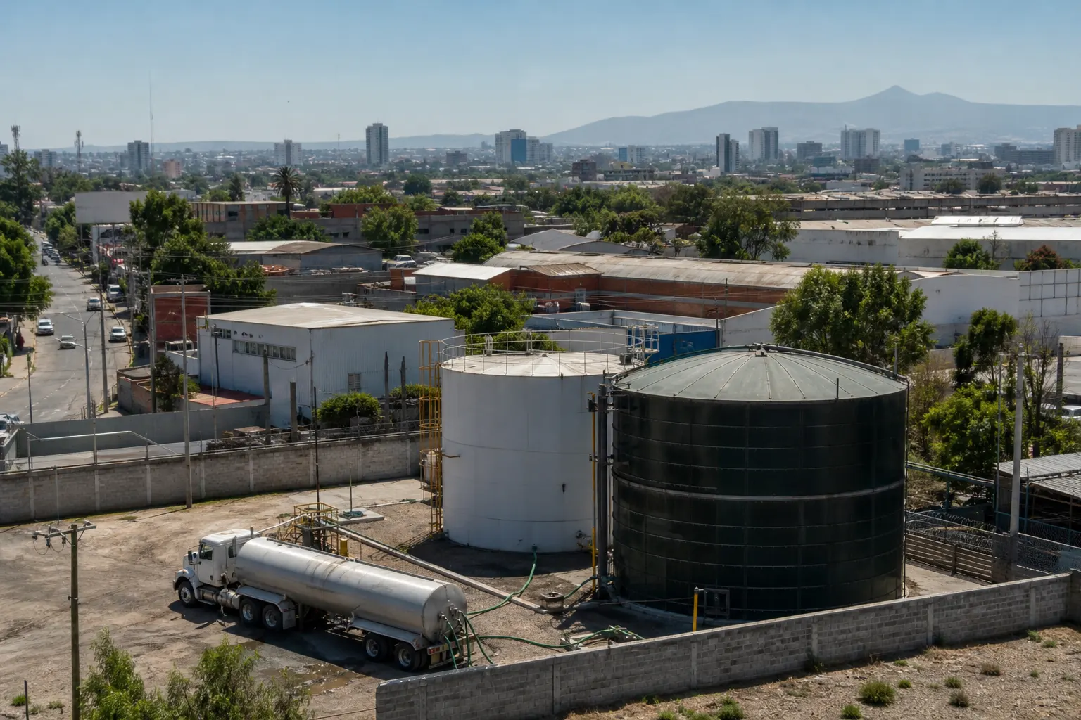 Pipa de agua abastece una instalación mientras Guadalajara enfrenta cortes y rotación del suministro