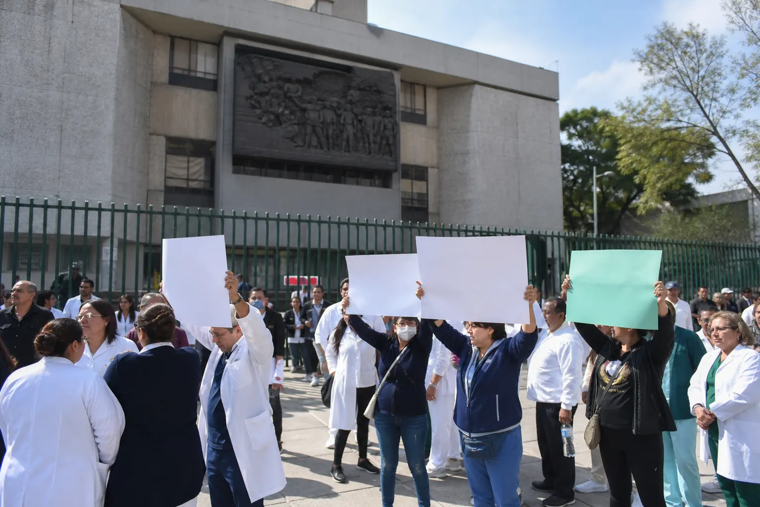 Trabajadores del IMSS durante una protesta por salarios, insumos y condiciones laborales en Ciudad de México